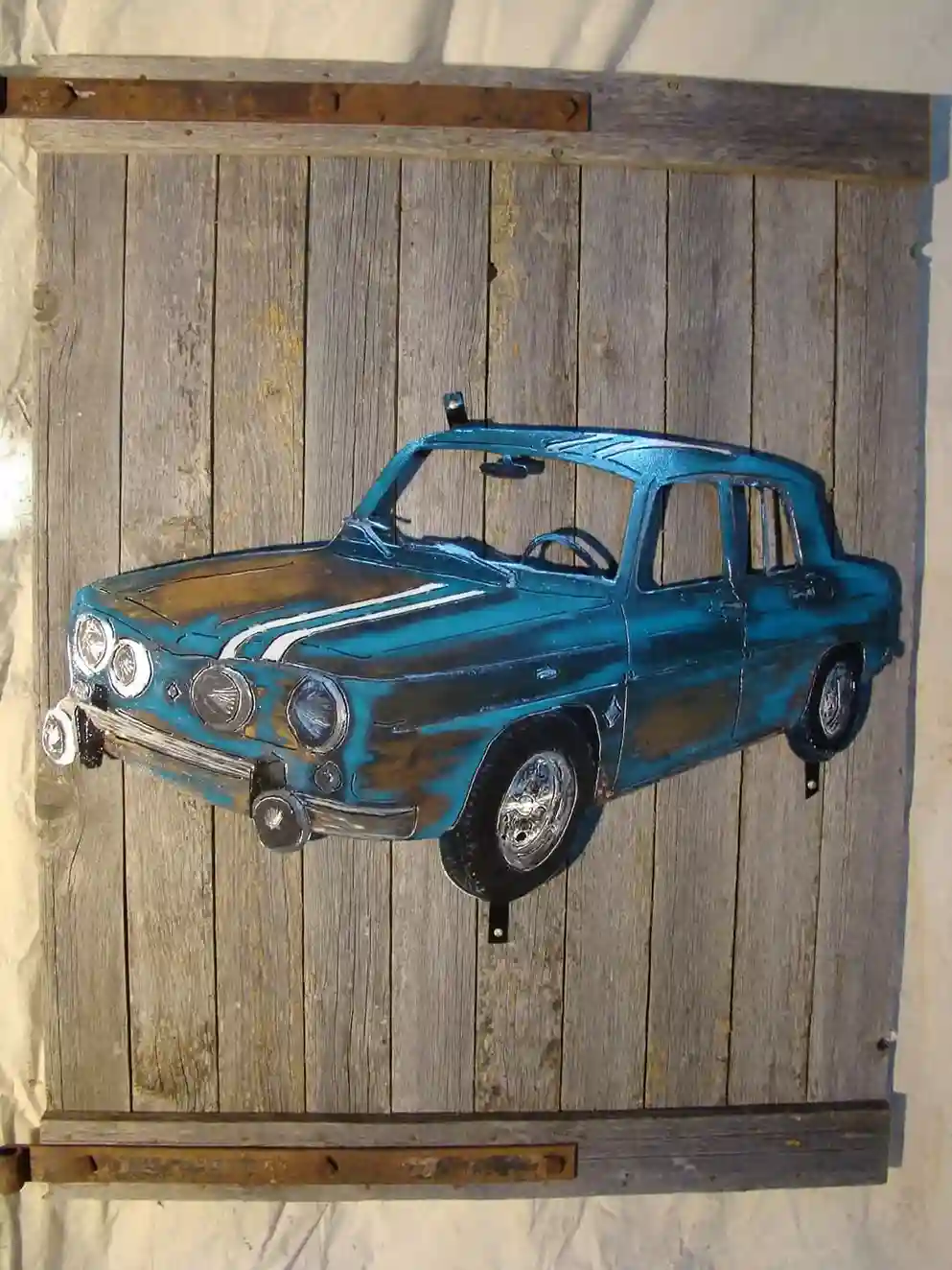 Interprétation mécanique en acier brossé, lignes et volumes