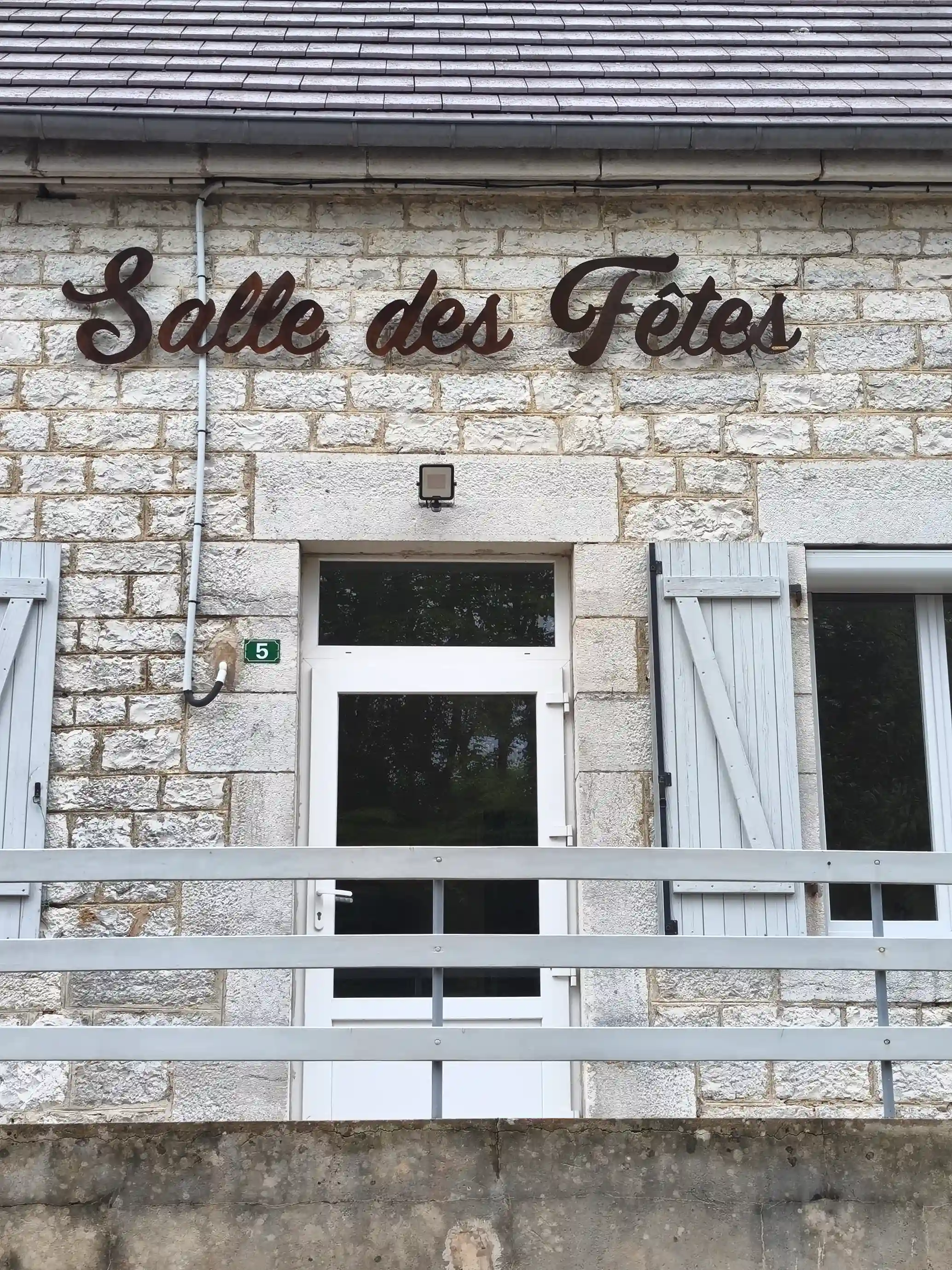 Restauration d’œuvre en métal, patine et structure préservées