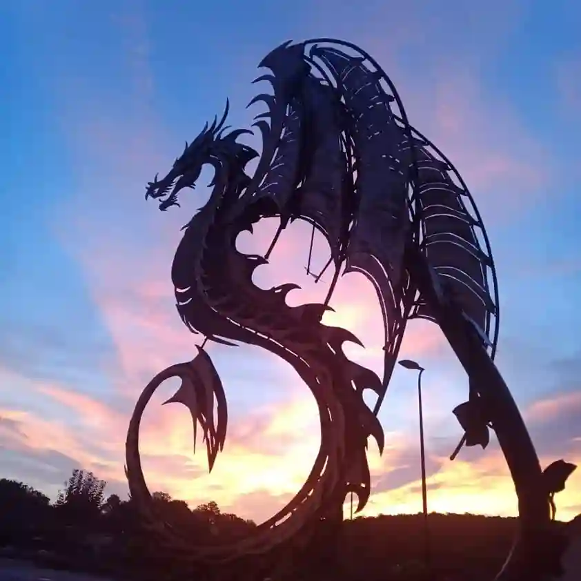 Vouivre dorée en acier forgé et laiton, pièce artisanale